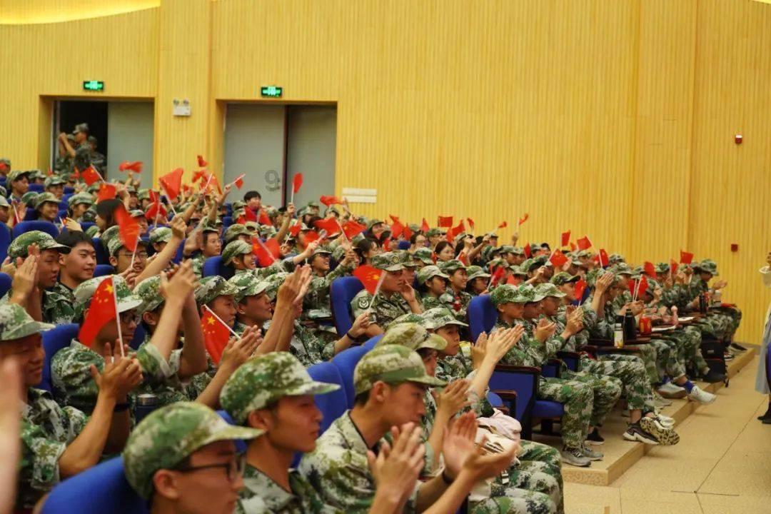 多数老人不太会用智能手机查询公交信息，如何做到让老人搭公交更方便？游戏画面