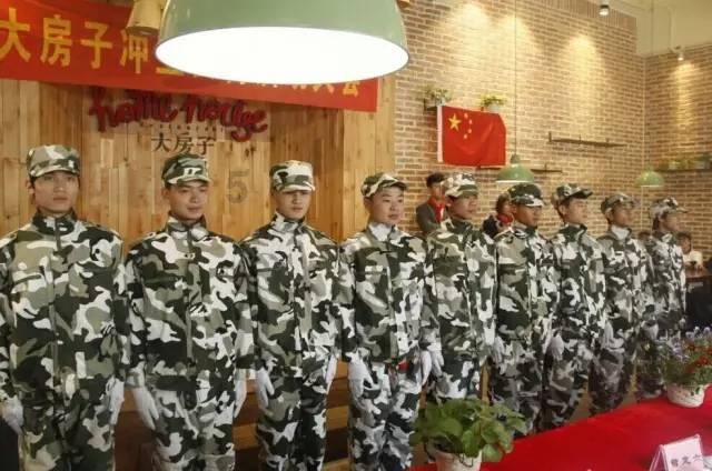 前方电动三轮车突然变道 后车紧急制动 “三轮车拉着两个孩子”